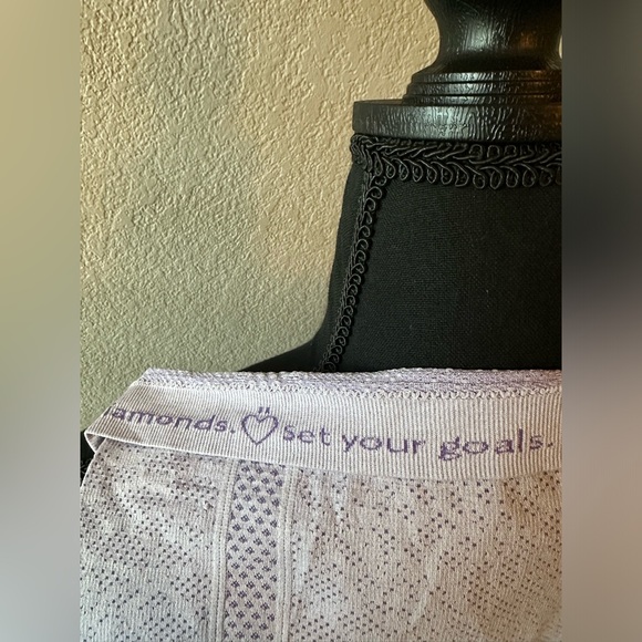 LULULEMON LIGHT PURPLE TOP SIZE 6 - Picture 6 of 8